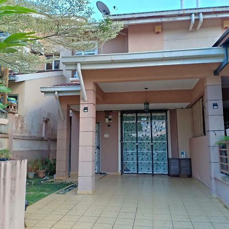 טנג'ונג מלים Muslim Dinaim Homestay מראה חיצוני תמונה
